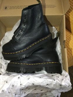 BEAUTIFUL BOOTS MR MARTENS!   BRAND NEW!  NEVER USED!  100% ORIGINALS!
