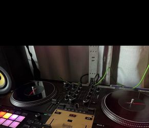 Hercules DJ Controller with Turntables