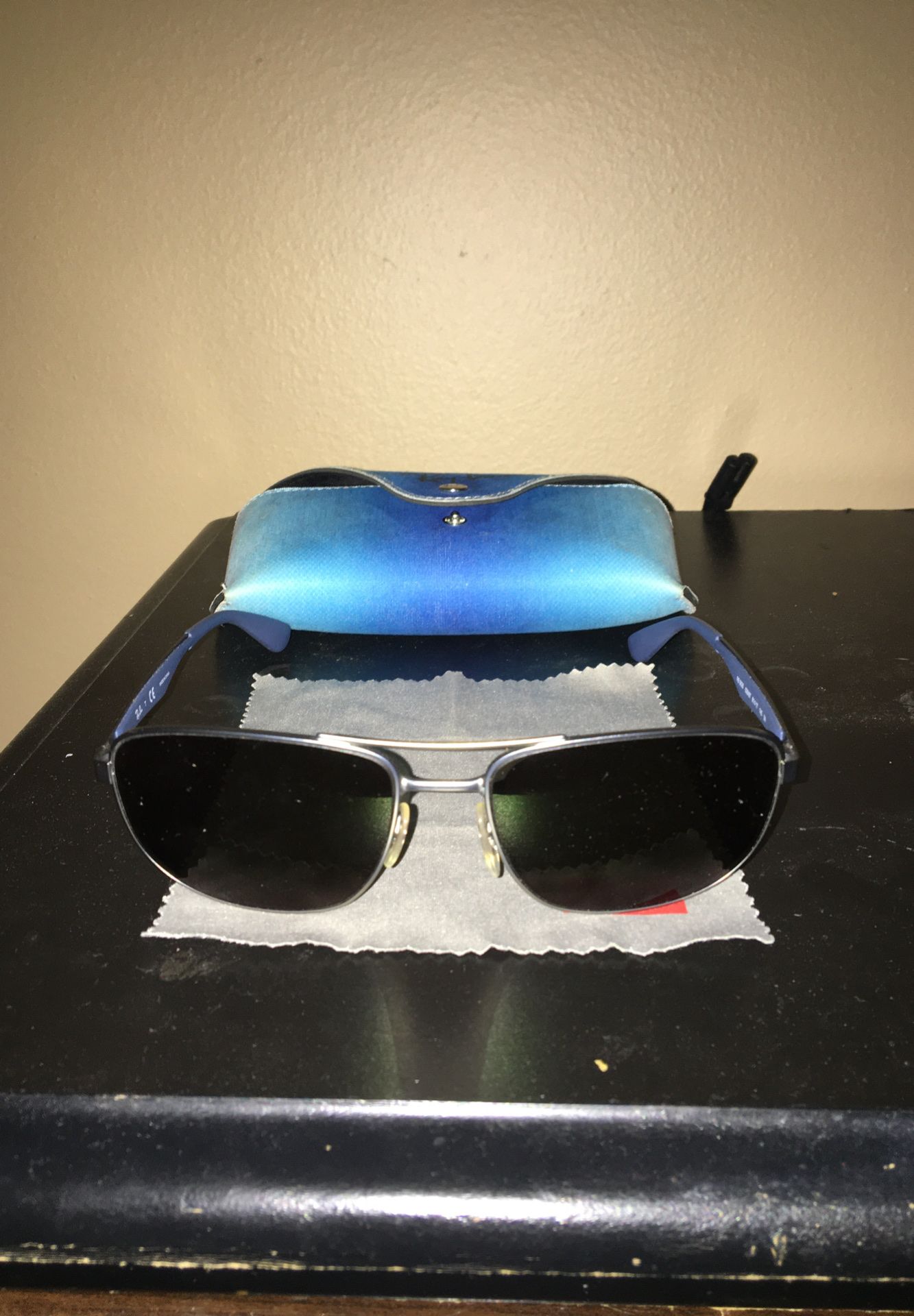 Ray ban sunglasses and cloth plus case