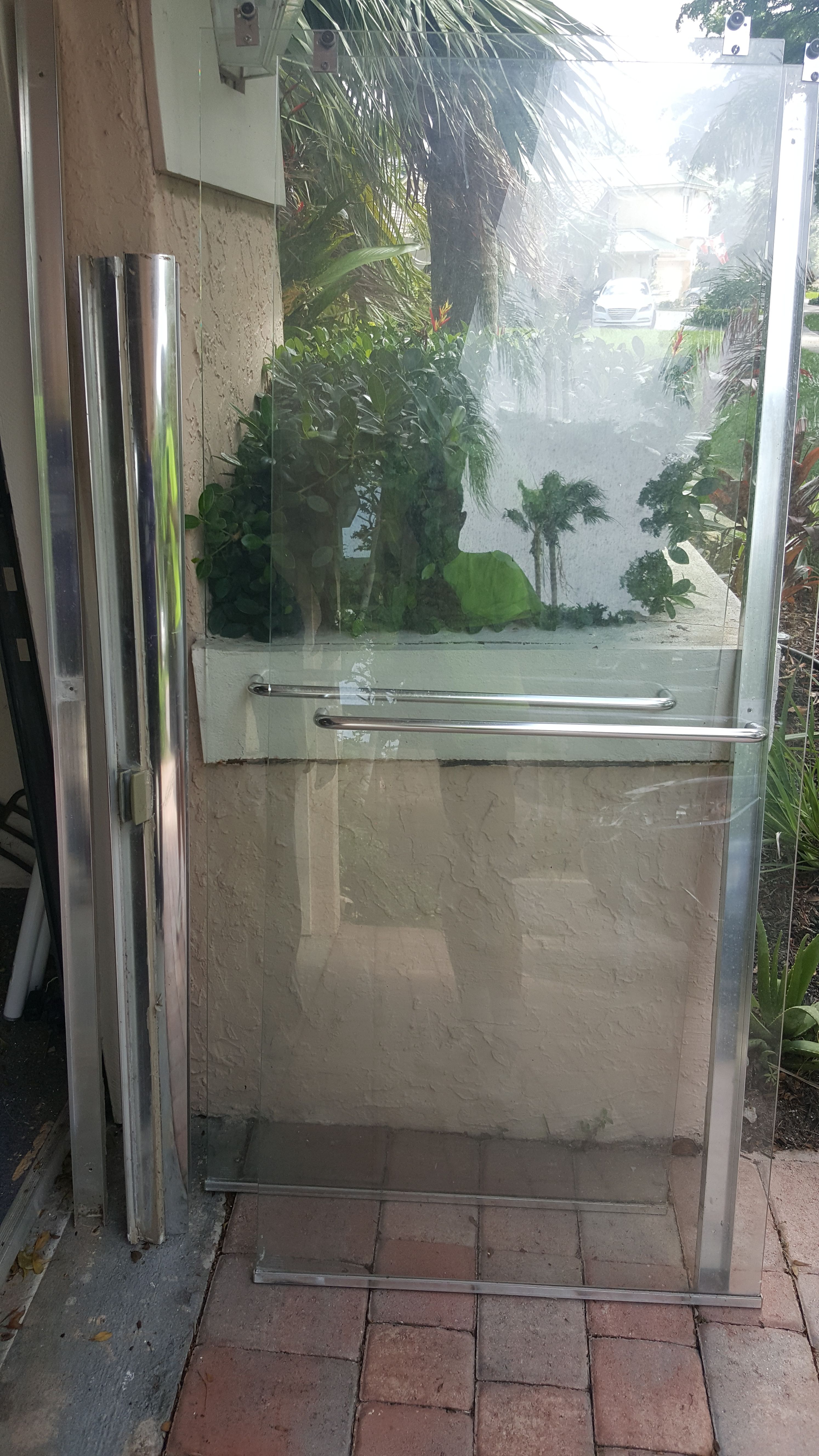 UNIDEN GLASS SHOWER DOORS