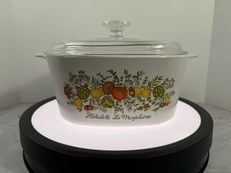 (1) Vintage CorningWare 3-quart casserole dish featuring the popular "Spice O' Life" pattern, which was produced from 1972 until the late 1980s. The s