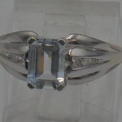 10kt white gold ring size 5.5 1.9 grams w 6 diamonds 1-1.5 points & blue stone. 871189-2. mint condition.