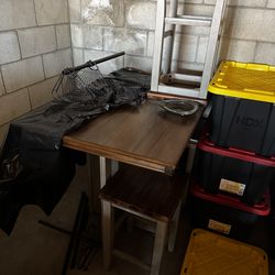 Kitchen table w/4 stools!