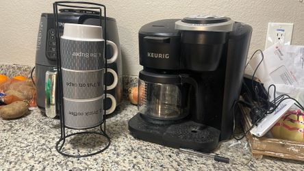 KUERIG COFFEE MAKER (Comes With Cups)