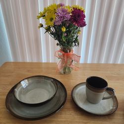 Plates, Bowls And Mugs Set (16 Pieces)