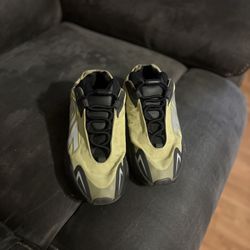 Yeezy 700 Size 5y 