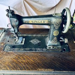 Vintage Singer Model 9W7 Sewing Machine