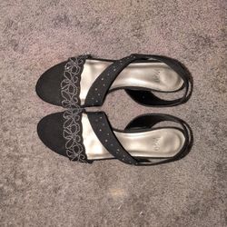 Color: Black
 Heel: Low heel
 Brand: Impo