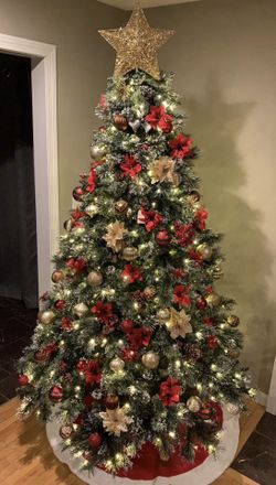 7.5 ft Sparkling Pre-Lit Artificial Christmas Tree.