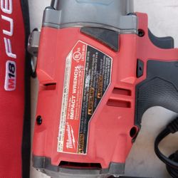 MILWAUKEE IMPACT WRENCH 18V LITHIUM FUEL BRUSHLESS WITH BATTERY AND CHARGER 