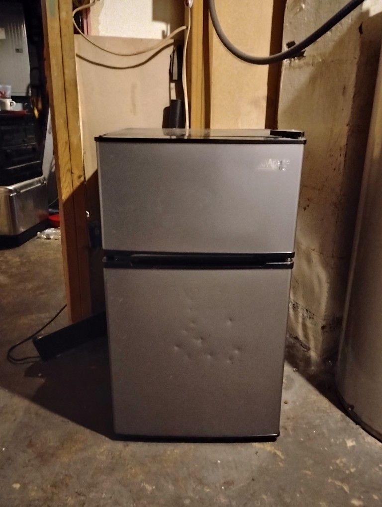 Artic King Mini Refrigerator
