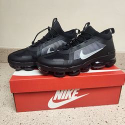 Brand New Nike Air VaporMax Off White Black 