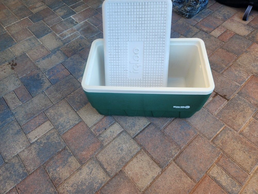 Earth Series By Igloo Cooler Excellent Condition