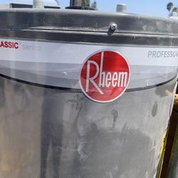 4 Yr Old Rheem water Heater 40 Gallon