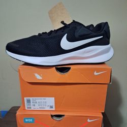 Nike Revolution Blk/White
Mens Wide 11.5
