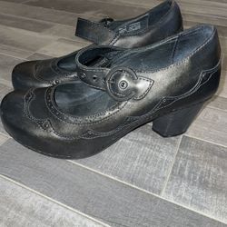 Elevate your shoe game with these stylish Black Mary Jane heels by Dansko. Featuring a buckle closure and round toe shape, these shoes are per