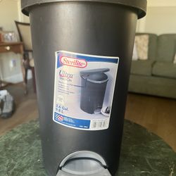 NEW! Sterilite trashcan, step-on