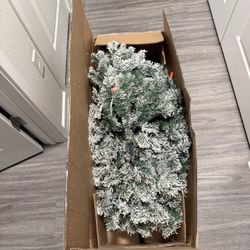 6ft Snow Flocked Pre-Lit Christmas Tree