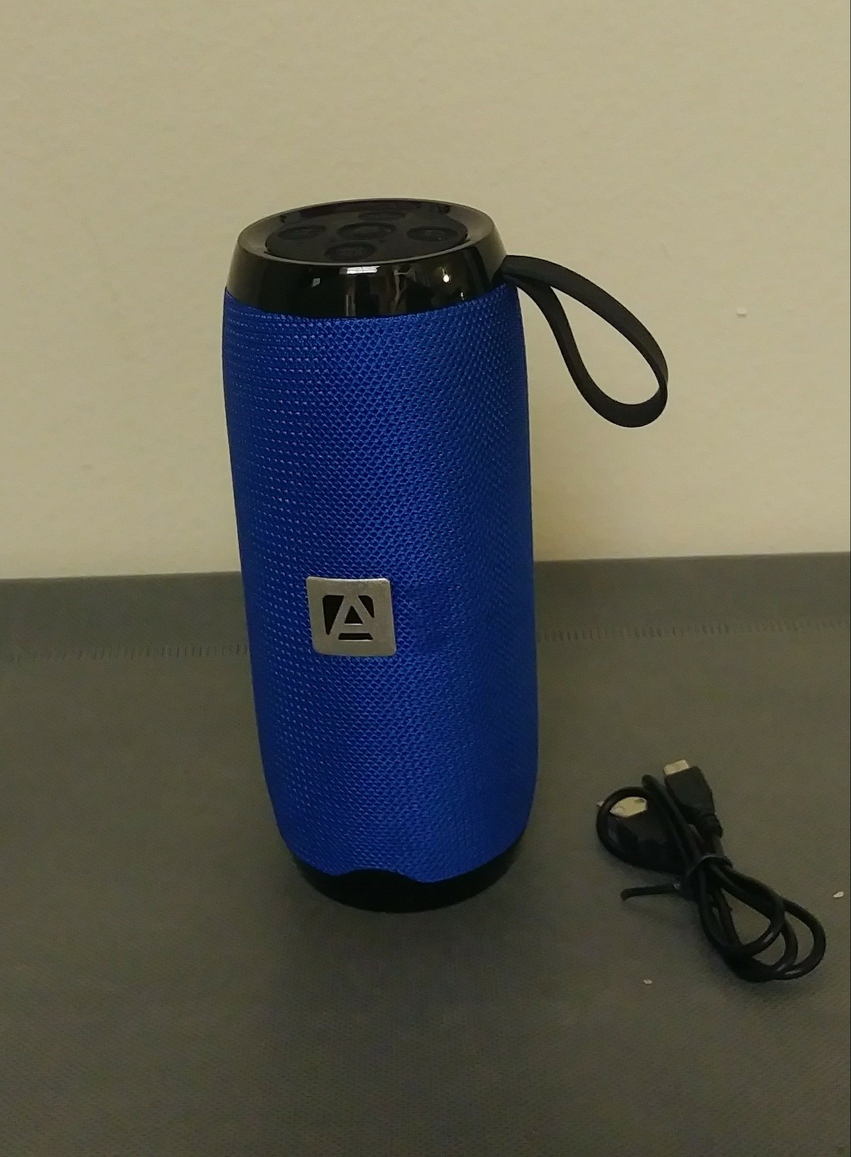 Blue Aduro Resonate Wireless portable speaker