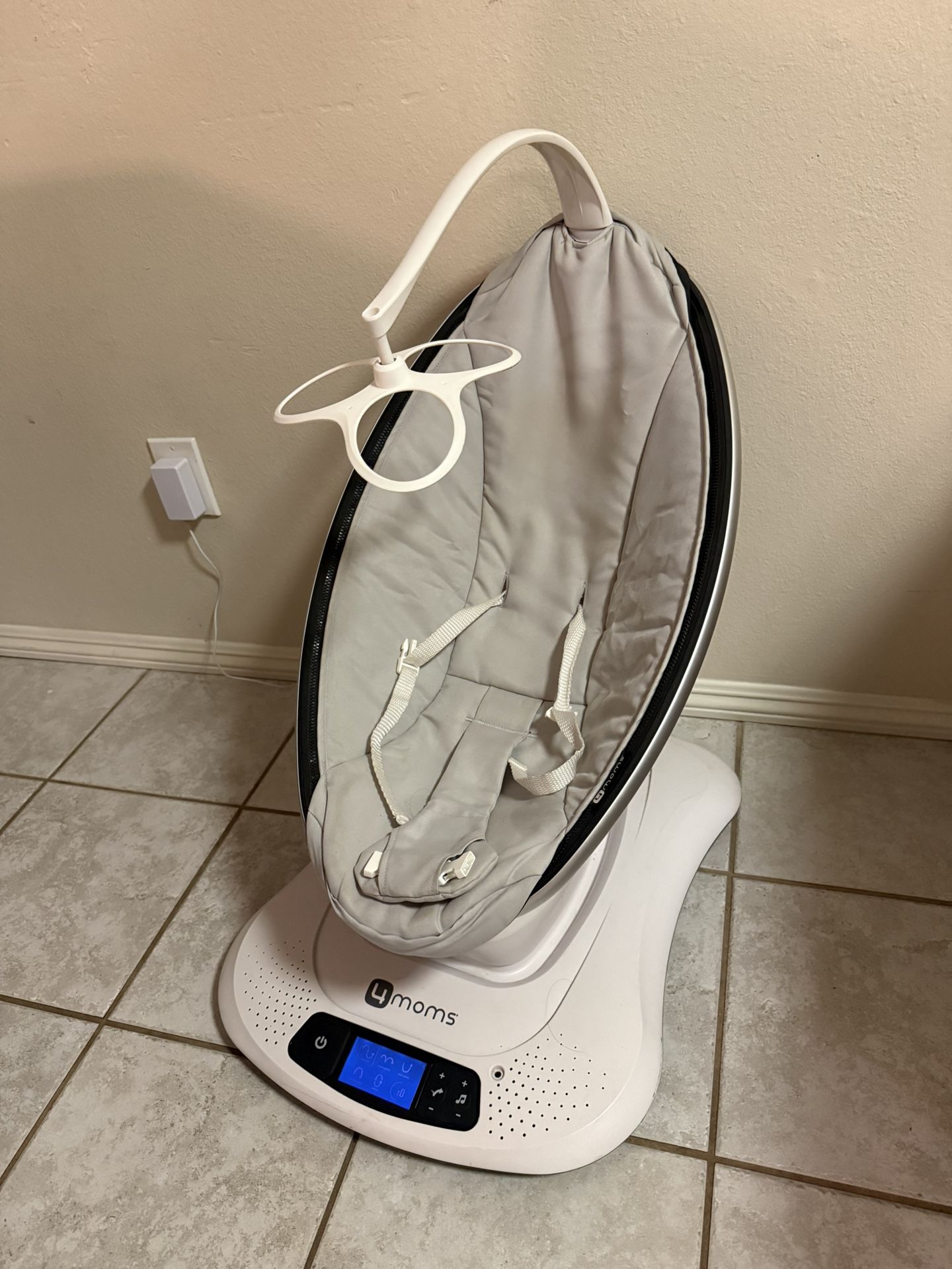 4 Moms Momma Roo Swing