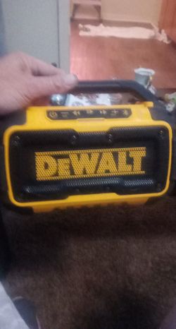 DeWalt  Job site Bluetooth Radio Works With 12 Or 20vbatteriesor Plugs In 