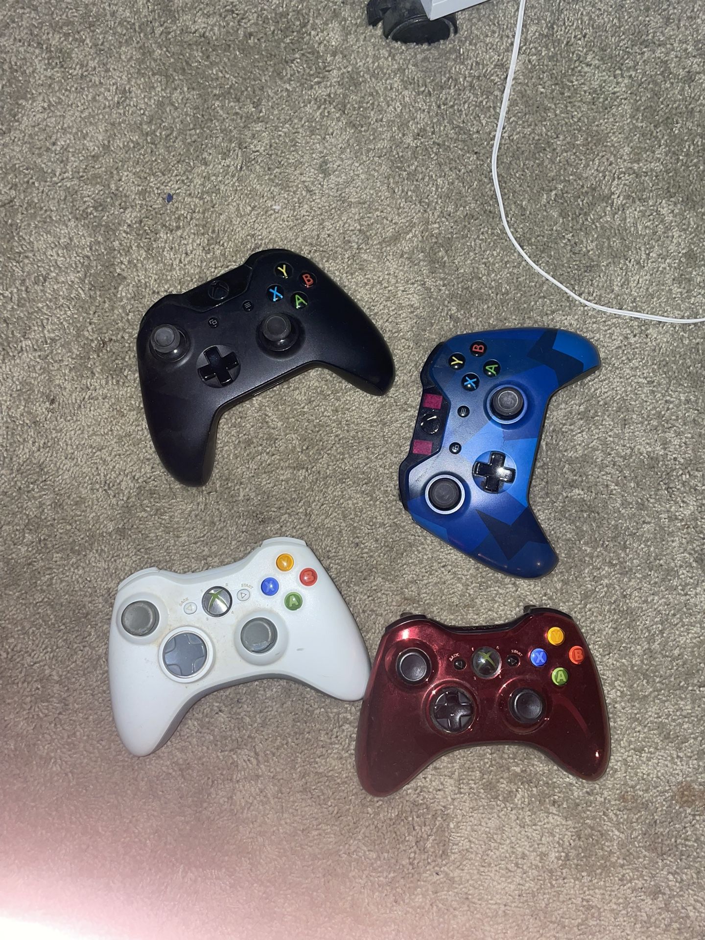 4 xbox controllers