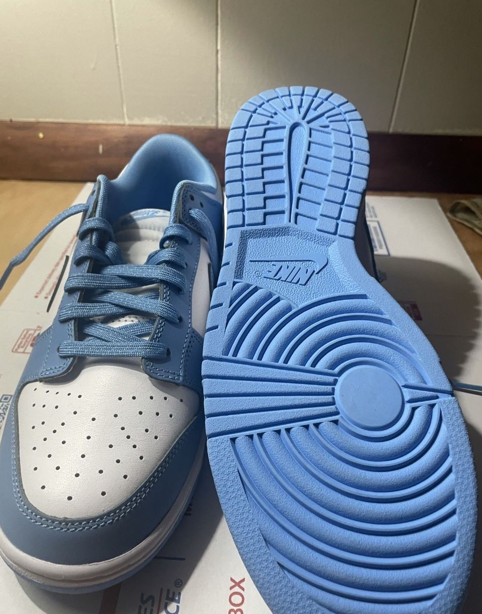 UNC Dunks Size.9 Read Desk