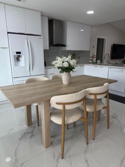 Dining table is adjustable for different sizes with chairs .  Please, see de picture s attached)  Completely  brand new
