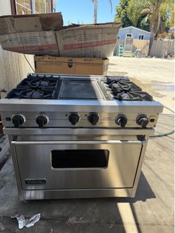 Viking Professional 36" Gas Range — 4 Burners + Griddle, Convection Oven