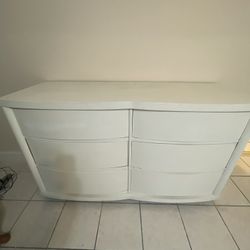 Furnitures : Chest ,  Mirror And Dresser