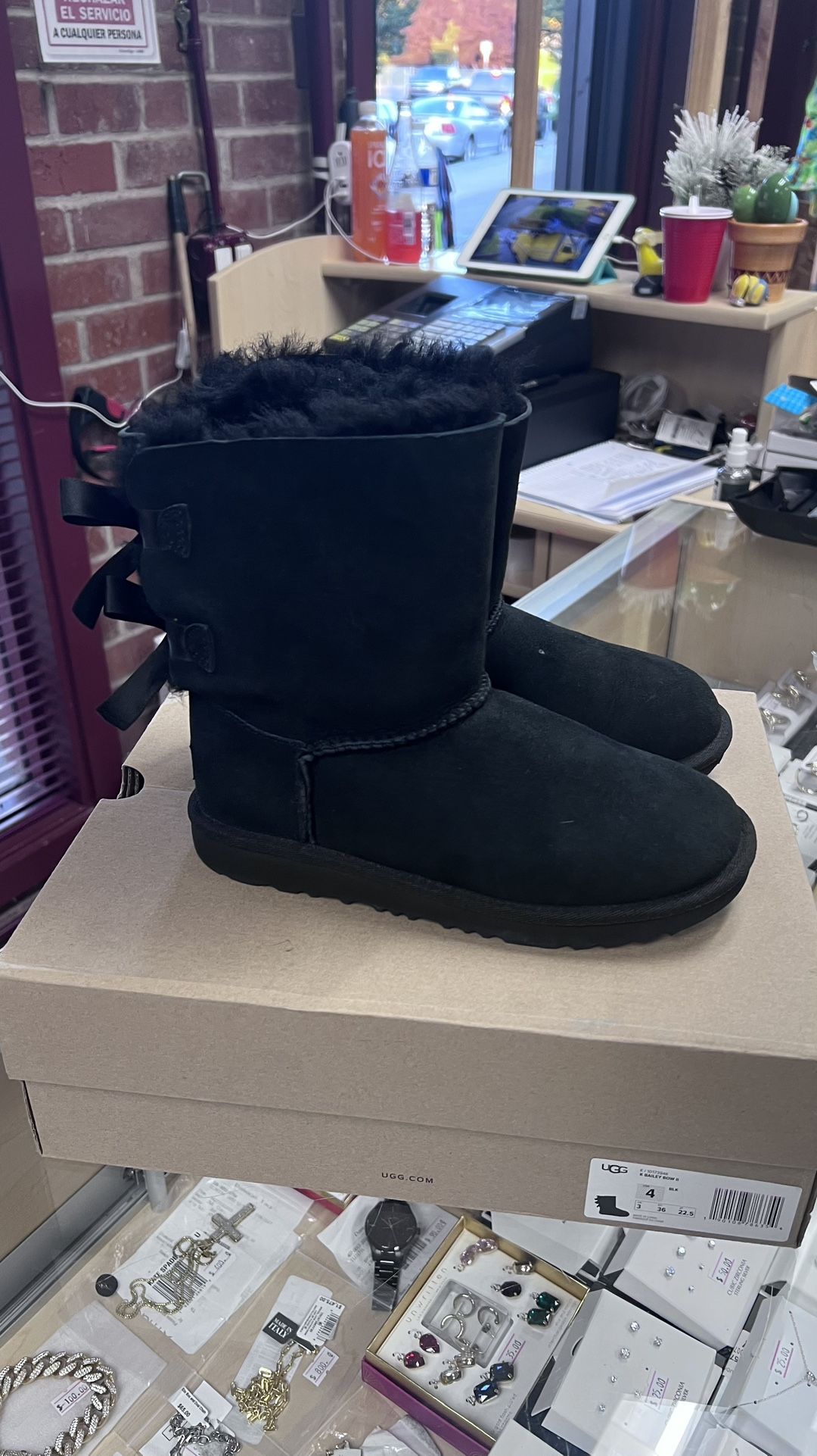 UGG