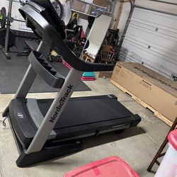 Nordictrack Commercial 2950 Treadmill (Like New)