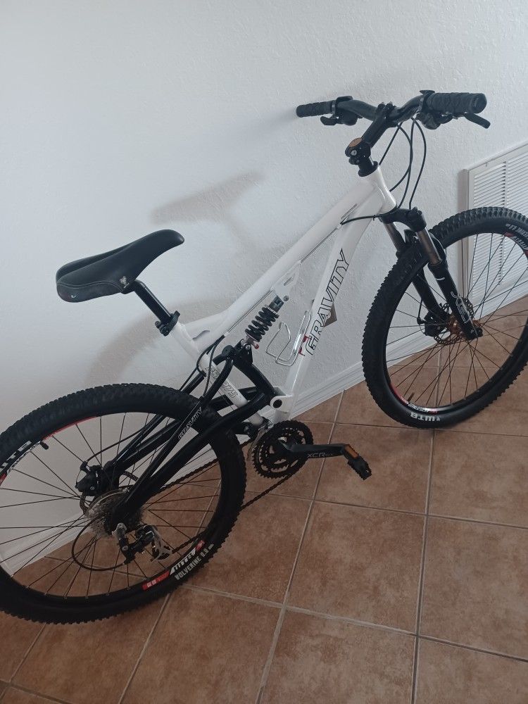 Gravity 21speed Men's Bike Nice Condition 2.2 Tires