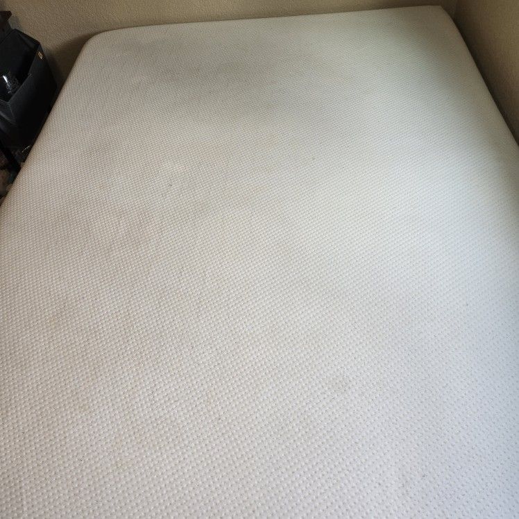 Queen Size Bed Bundle β 2 Zinus Memory Foam Mattresses + Metal Frame β $120