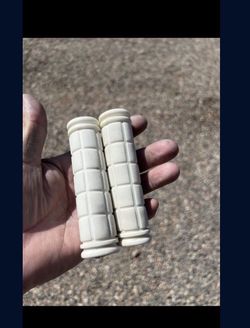 WHITE GRIPS