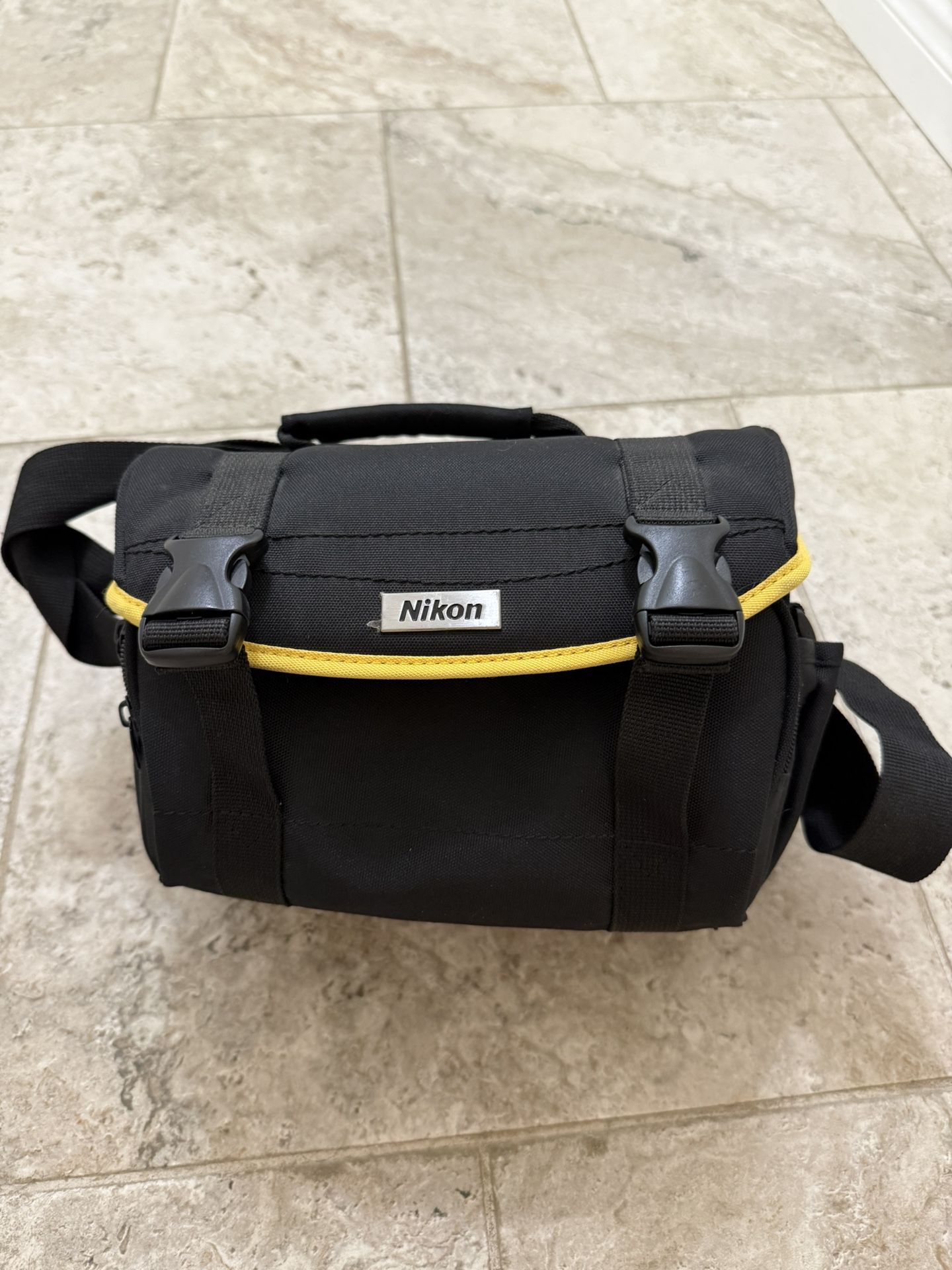 Nikon Medium DSLR Camera Bag w/ Dividers & Strap