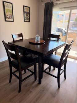 Wood Table with 6 chairs. Expands to larger round table