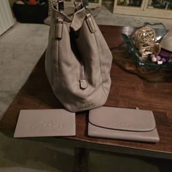 Coach New York Tote With Check Book And Wallet 