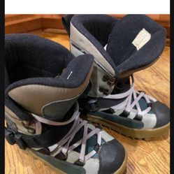 SNOWBOARD BOOTS