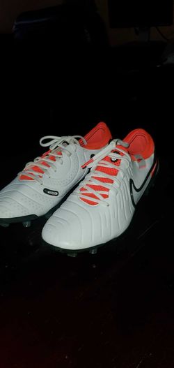 NEW WOMEN'S SIZE 7, UPTEMPO 8 SOCCER CLEATS.