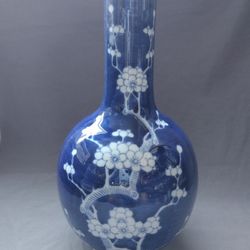 Antique Chinese blue and white vase 