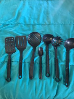 7 black kitchen utensils