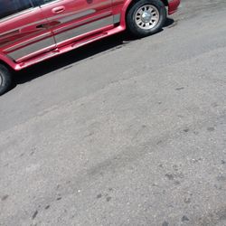 FOR SALE: 2000 Ford Expedition – $1,900 (Great Beater, No Heater) 🔥
