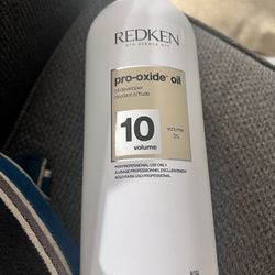 Redken Pro-Oxide Oil Developer in 10 Volume. 33.8 OZ