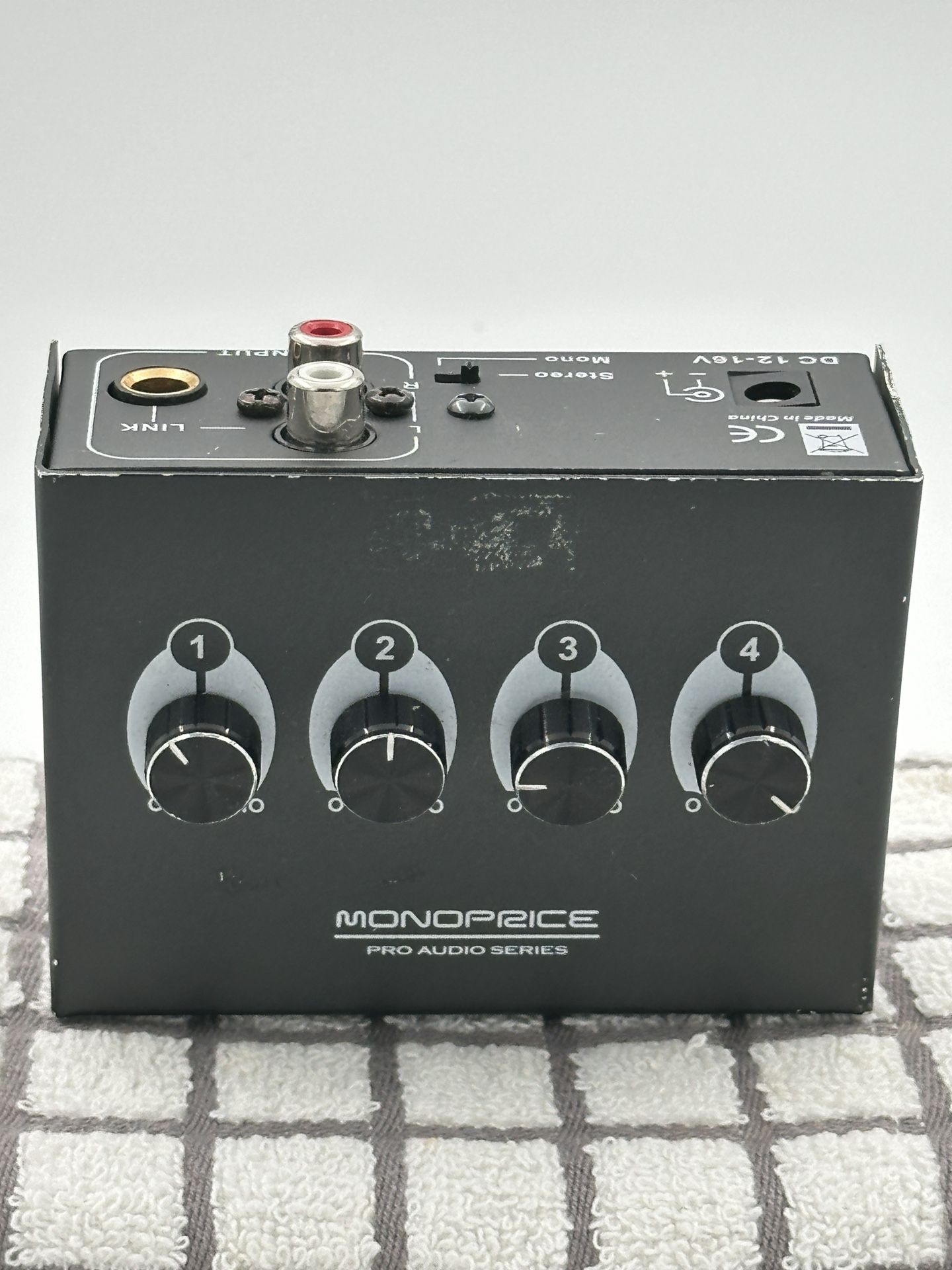 MONOPRICE FOUR CHANNEL HEADPHONE AMPLIFIER PRO AUDIO SERIES 615220