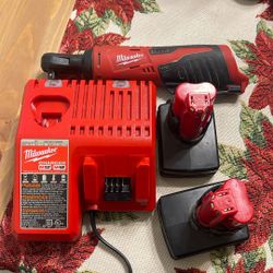 Milwaukee M12 3/8 in. Brushed Cordless Ratchet Tool With 2 Battery and Charger 