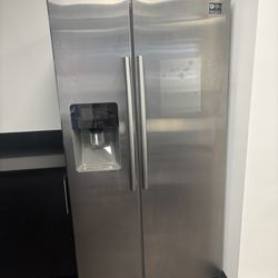 Samsung Stainless Steel Side-by-Side Refrigerator – Excellent Condition