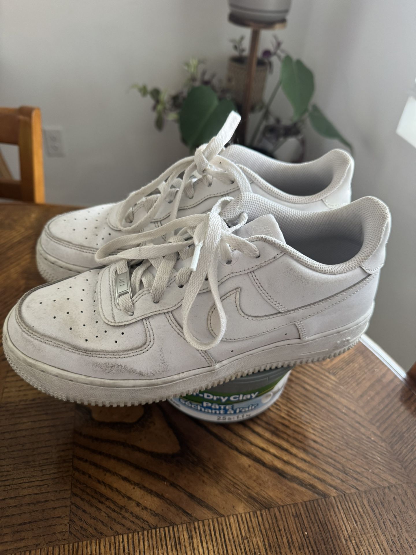 White Nike Air Force 7y