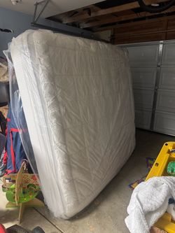 King size bed (NEW)