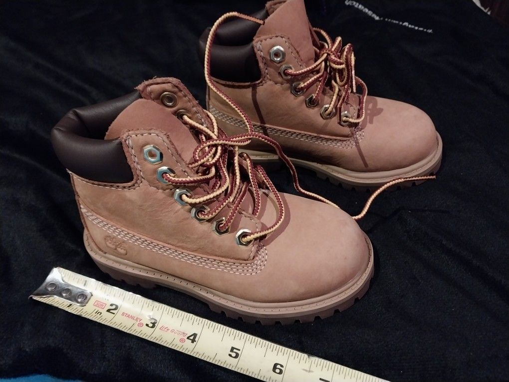 KIDS LEATHER TIMBERLAND WORK BOOTS NEVER USED SIZE IS IN ONE OF PICTURES